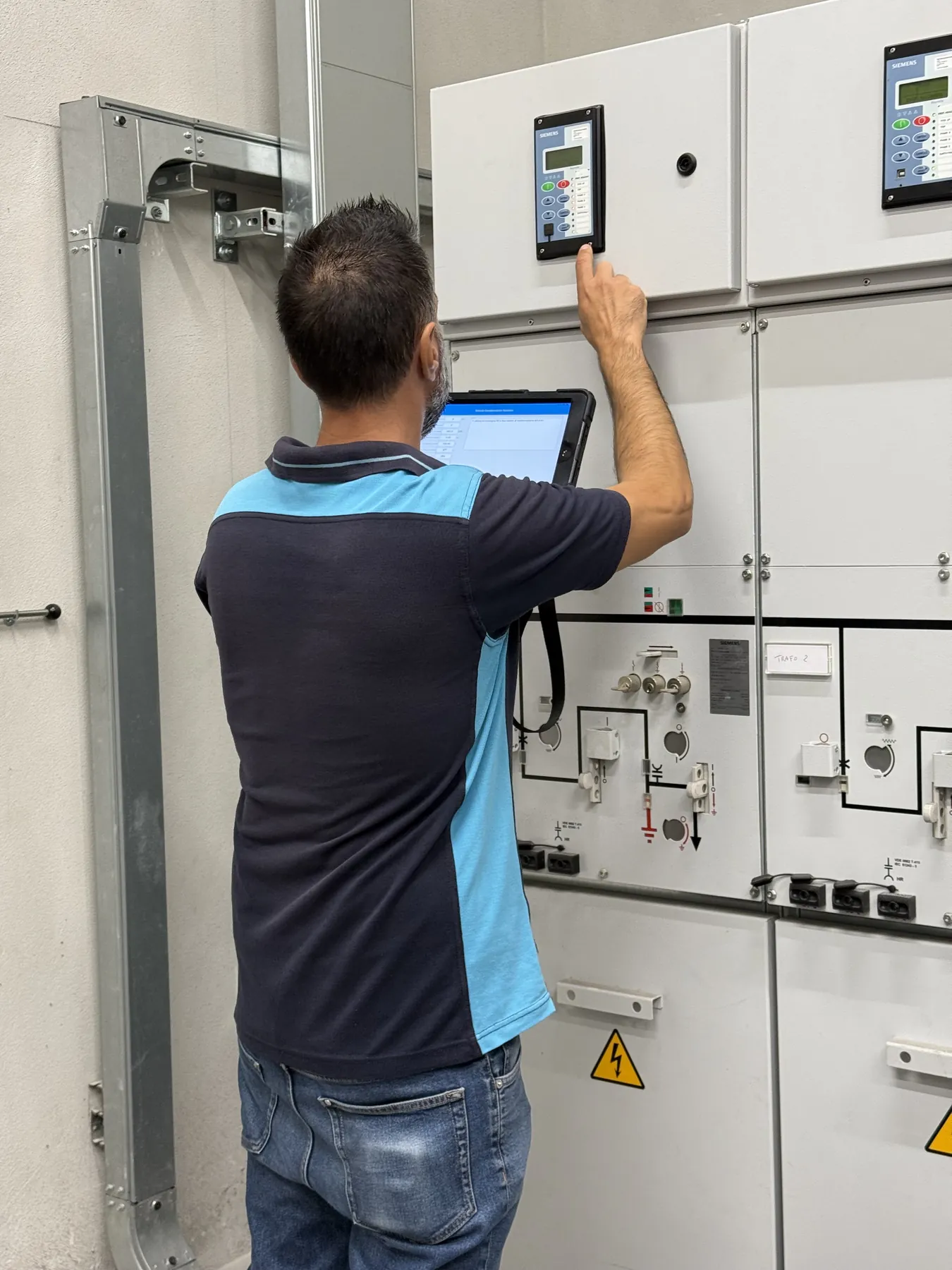 Controllo tecnico di un quadro elettrico durante una verifica DPR 462/01