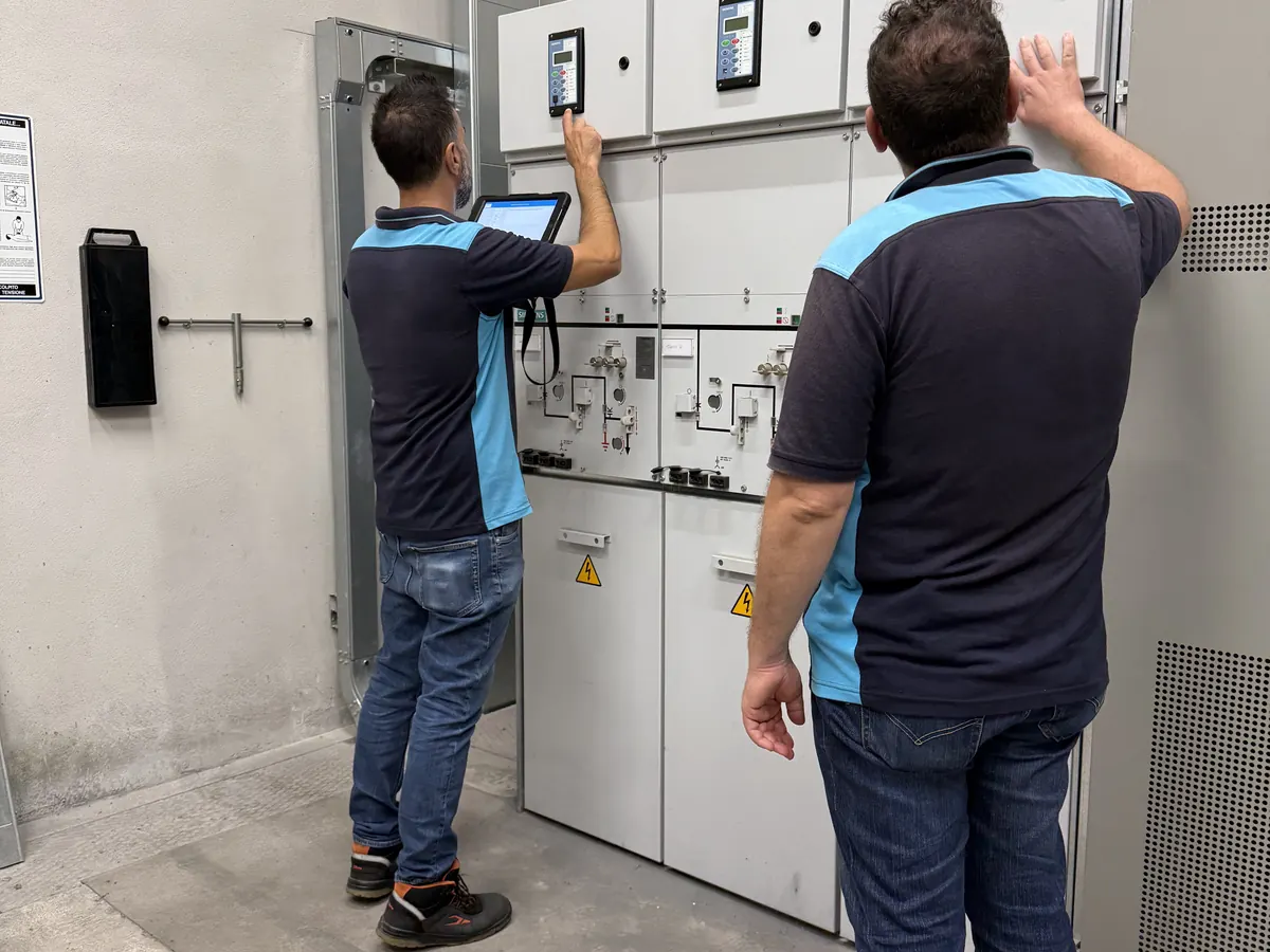 Tecnici CHECKS durante il controllo di un impianto elettrico