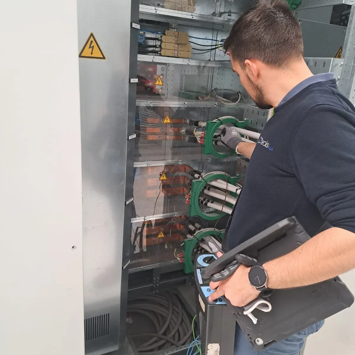 Ispettore CHECKS durante la verifica di un quadro elettrico